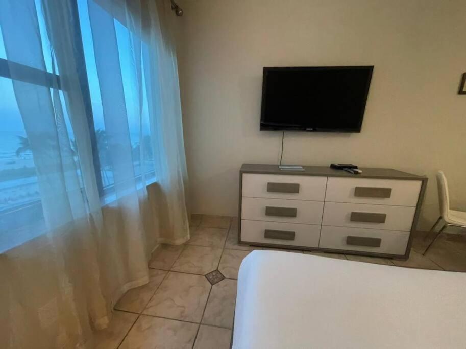 Chic Ocean Front Studio! Apartment Маями Бийч Екстериор снимка