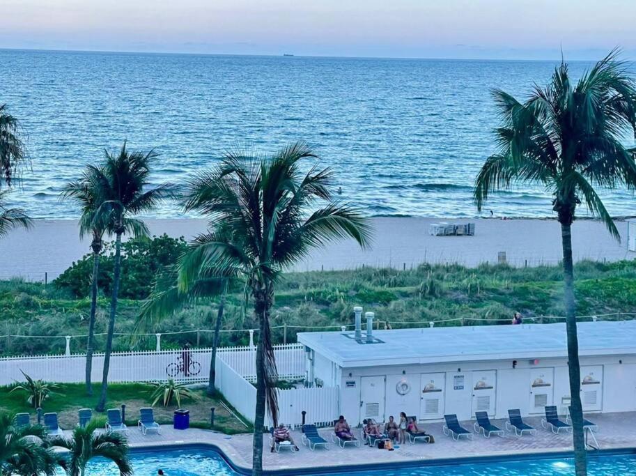 Chic Ocean Front Studio! Apartment Маями Бийч Екстериор снимка