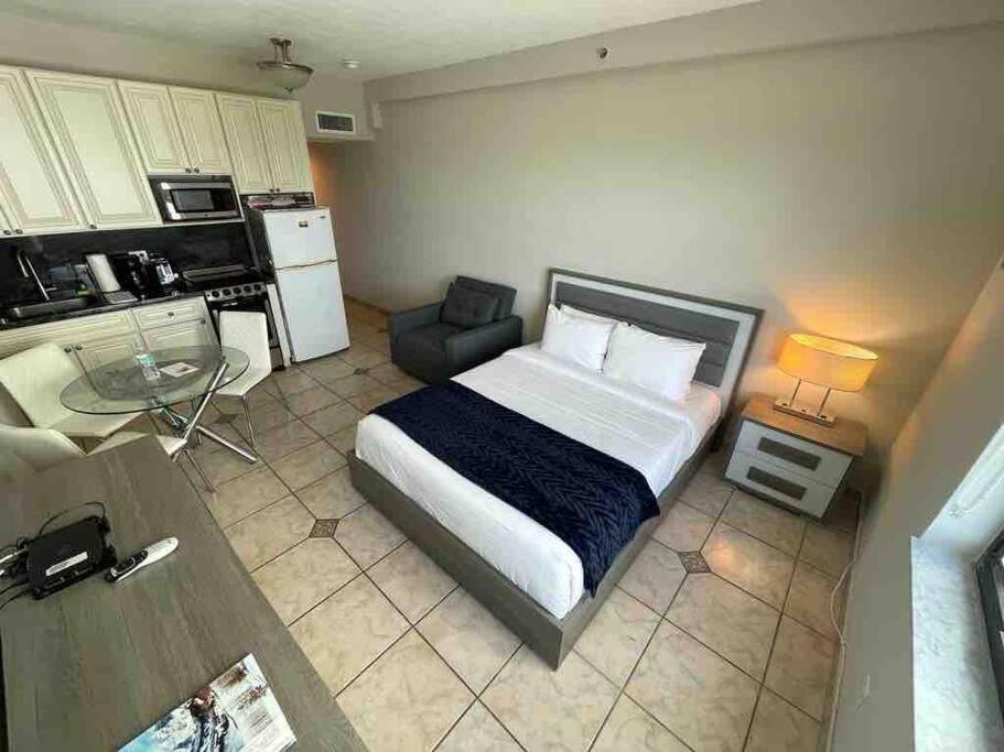 Chic Ocean Front Studio! Apartment Маями Бийч Екстериор снимка