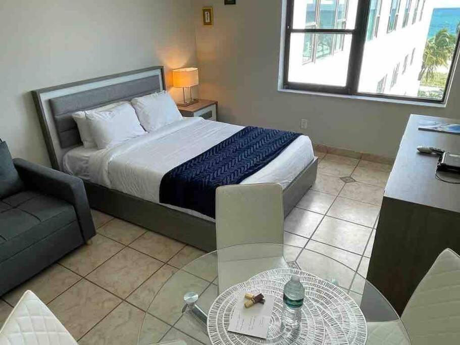 Chic Ocean Front Studio! Apartment Маями Бийч Екстериор снимка