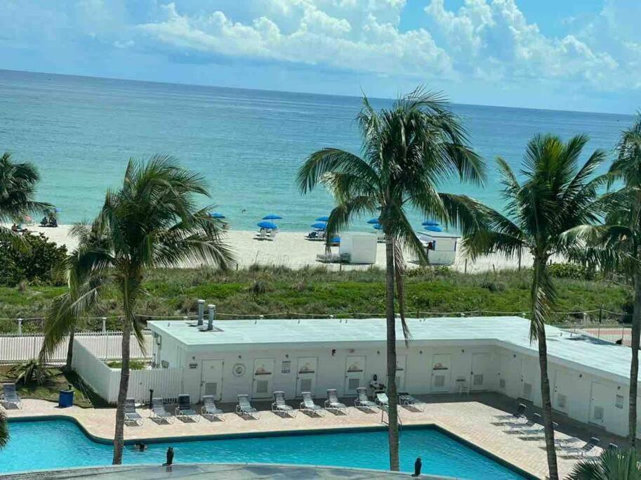 Chic Ocean Front Studio! Apartment Маями Бийч Екстериор снимка