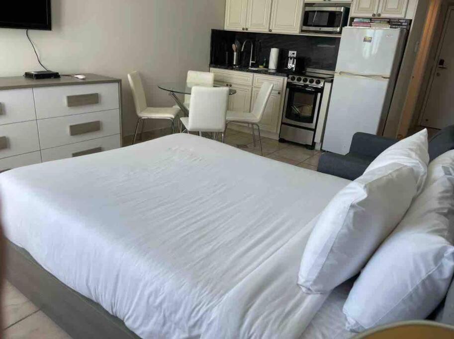 Chic Ocean Front Studio! Apartment Маями Бийч Екстериор снимка