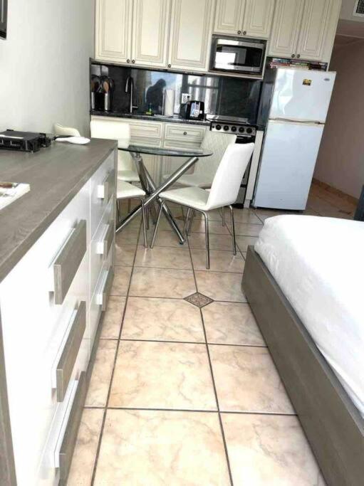 Chic Ocean Front Studio! Apartment Маями Бийч Екстериор снимка