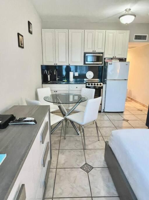 Chic Ocean Front Studio! Apartment Маями Бийч Екстериор снимка