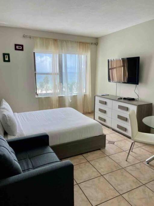 Chic Ocean Front Studio! Apartment Маями Бийч Екстериор снимка