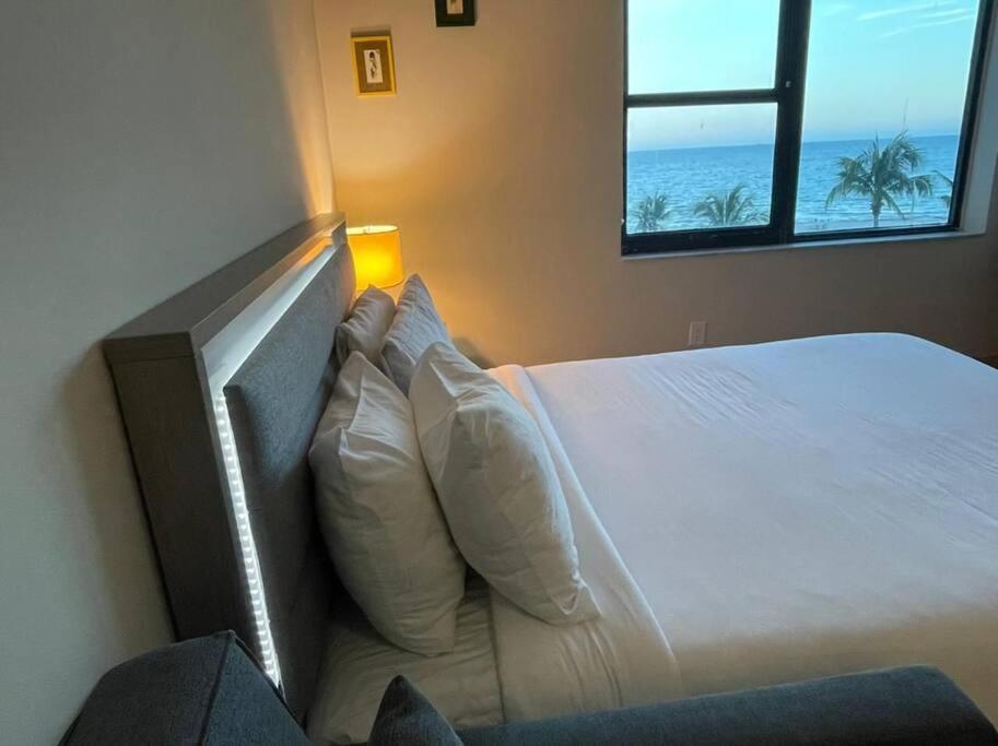Chic Ocean Front Studio! Apartment Маями Бийч Екстериор снимка